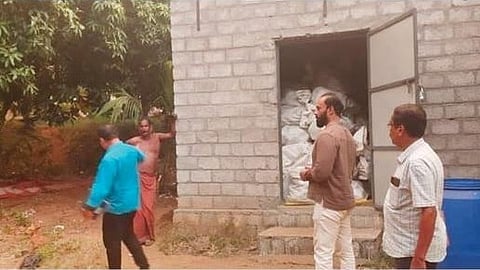 പാറമേക്കാവിന് വേണ്ടി വെടിക്കെട്ട് നിർമിക്കുന്ന മുതലമടയിൽ അനധികൃത പടക്കശേഖരം; 500 കിലോയിലധികം വെടിമരുന്ന് സൂക്ഷിച്ചതായി കണ്ടെത്തി