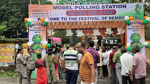 Bomb attack during voting in west Bengal, one woman injured