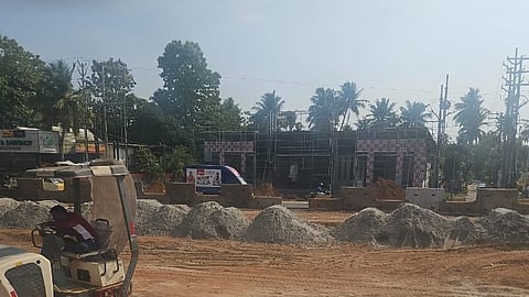 ഹൈവേ നിർമാണത്തിൻ്റെ മറവിൽ കോടികളുടെ സിലിക്ക മണൽ കടത്തുന്നതായി പരാതി