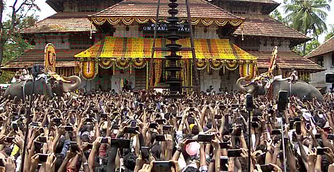 "ഗഡ്യേ... ഇനി അടുത്ത വർഷം കാണാ!"; തൃശൂർ പൂരത്തിന് കൊടിയിറങ്ങി