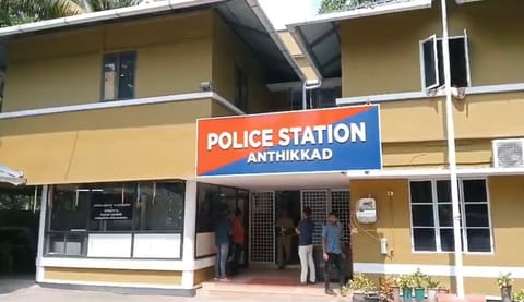 ക്രിമിനല്‍ കേസുകളില്‍ പ്രതിയായ യുവാവിന്റെ വിവാഹത്തില്‍ പങ്കെടുത്തു; അന്തിക്കാട് സ്റ്റേഷനിലെ രണ്ട് പൊലീസുകാര്‍ക്ക് സസ്‌പെന്‍ഷന്‍ 