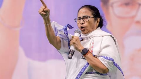 ഇവിഎമ്മിൽ തട്ടിപ്പ് നടത്താൻ ശ്രമമെന്ന് മമത; ബംഗാളിൽ  സ്‌ട്രോങ് റൂം തുറക്കുന്ന ദൃശ്യങ്ങൾ പുറത്ത് വിട്ട് ടിഎംസി 
