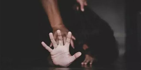 കണ്ണിലും ജനനേന്ദ്രിയത്തിലും മുളക് പൊടി തേച്ചു; തെലങ്കാനയിൽ ആദിവാസി യുവതിയ്ക്ക്  ക്രൂരമർദനം