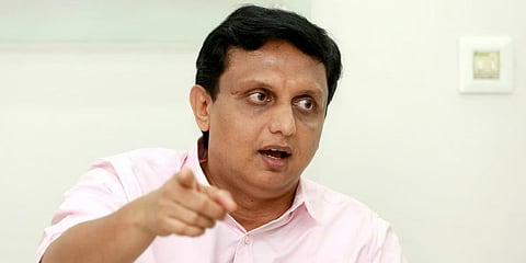 സംസ്ഥാന പാതയിലെ കുണ്ടും കുഴിയും; പൊതുമരാമത്ത് ഉദ്യോഗസ്ഥരെ ശകാരിച്ച്  മന്ത്രി മുഹമ്മദ് റിയാസ്