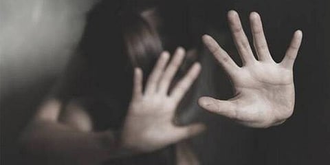 പതിനാറുകാരിയെ കൂട്ടബലാത്സംഗം ചെയ്തു; പ്രതികളിലൊരാളുടെ വീടിന് തീയിട്ട് നാട്ടുകാർ, നഗരത്തിൽ സംഘർഷാവസ്ഥ