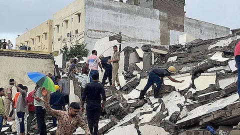 കുടുങ്ങിക്കിടക്കുന്നവരെ തിരയുന്ന രക്ഷാപ്രവർത്തകർ