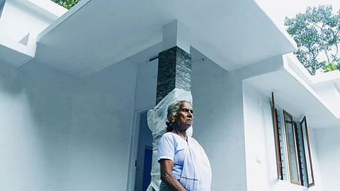 മറിയക്കുട്ടി ഇനി പുതിയ വീട്ടിൽ; കെപിസിസി നിർമിച്ച വീട് കൈമാറി