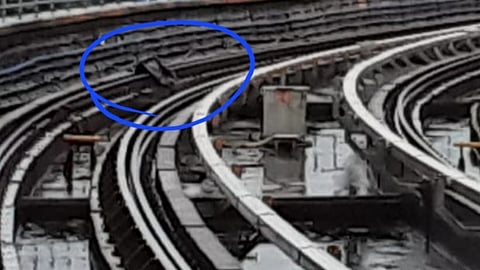 ട്രാക്കിൽ പൊളിത്തീൻ കവർ വീണ നിലയിൽ