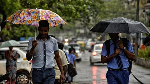 കനത്ത മഴ: അഞ്ച് ജില്ലകളിലെ വിദ്യാഭ്യാസ സ്ഥാപനങ്ങൾക്ക് നാളെ അവധി