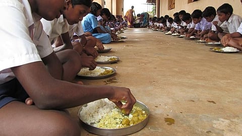 വീണ്ടും ഭക്ഷ്യവിഷബാധ; ആലപ്പുഴ കോമളപുരം ലൂദർ സ്കൂളിലെ കുട്ടികൾക്കാണ് ഭക്ഷ്യവിഷബാധയേറ്റത്