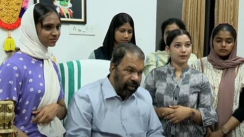 മന്ത്രിയെ കണ്ട് വിദ്യാർഥികൾ