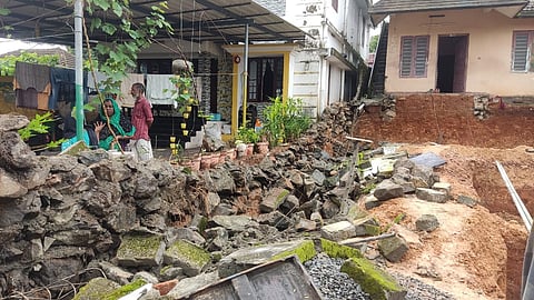 മരം വീണും മതിലിടിഞ്ഞും വിവിധ സ്ഥലങ്ങളില്‍ അപകടം