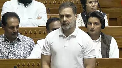 'രാജ്യം ചക്രവ്യൂഹത്തിൽ, നിയന്ത്രിക്കുന്നത് അംബാനിയും അദാനിയും'; ലോക്സഭയിൽ കേന്ദ്ര സർക്കാരിനെതിരെ ആഞ്ഞടിച്ച് രാഹുൽ ഗാന്ധി