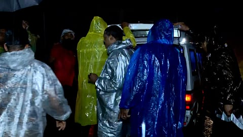 കോഴിക്കോട് ജില്ലയില്‍ ഉരുൾപൊട്ടൽ: വിലങ്ങാട്, വായാട് കോളനി  ഒറ്റപെട്ടു; പാലങ്ങൾ വെള്ളത്തിനടിയിലായി