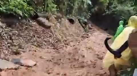 കോഴിക്കോട് കോട്ടപ്പാറയിൽ മണ്ണിടിച്ചിൽ: 8 കുടുംബങ്ങളെ മാറ്റി പാർപ്പിച്ചു