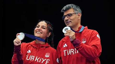 സെവ്വാല്‍ ഇലയ്ദാ ടര്‍ഹാന, യുസുഫ് ഡിക്കച്ച്