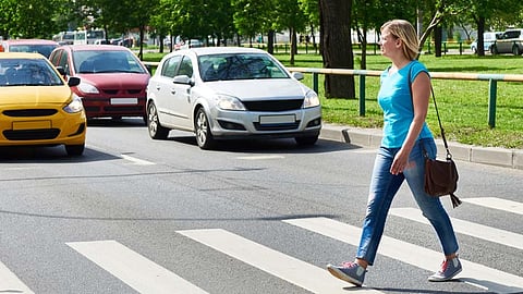 കാൽനടക്കാരുടെ ശ്രദ്ധയ്ക്ക് !; റോഡിൽ ഗതാഗത നിയമങ്ങൾ ലംഘിച്ചാൽ ശിക്ഷ ഉറപ്പ്, നിയമം കർശനമാക്കി ദുബായ്