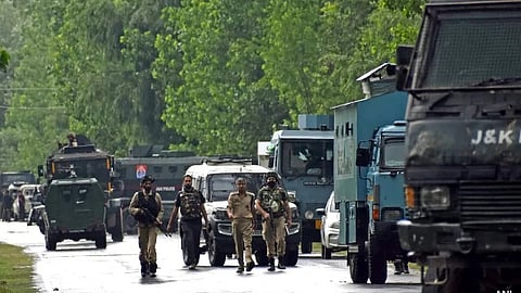 ജമ്മു കശ്മീരിൽ ഏറ്റുമുട്ടൽ: സൈനിക ക്യാപ്റ്റൻ കൊല്ലപ്പെട്ടു, നാല് ഭീകരർക്കായി തെരച്ചിൽ