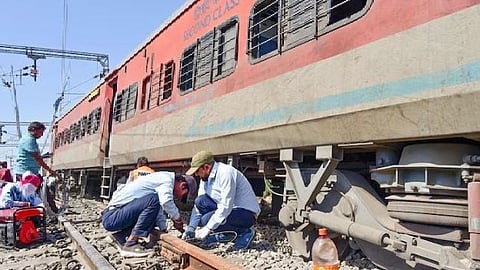 എഞ്ചിനിലേക്ക് പാറ വീണു; യുപിയില്‍ സബർമതി എക്സ്‌പ്രസ് പാളം തെറ്റി,


ആളപായമില്ല