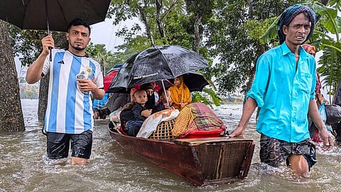 ഭരണ പ്രതിസന്ധിക്കു പിന്നാലെ അപ്രതീക്ഷിത വെള്ളപ്പൊക്കവും; ദുരിതത്തിലായി ബംഗ്ലാദേശ് ജനത