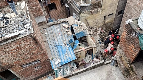 ഡൽഹിയിലെ കരോൾ ബാഗിൽ കെട്ടിടം തകർന്ന് മരിച്ചവരുടെ എണ്ണം നാലായി