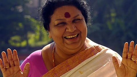 മലയാള സിനിമയുടെ മാതൃത്വത്തിന് വിട നൽകി സിനിമാലോകം;
ആദരാഞ്ജലികൾ അർപ്പിച്ച് പ്രമുഖതാരങ്ങൾ