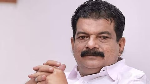 കാർ മൂന്ന് തവണ മാറ്റിയിടീപ്പിച്ചു; വനംവകുപ്പ് ഉദ്യോഗസ്ഥരോട് ആക്രോശിച്ച് പി.വി. അൻവർ