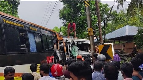 പാലക്കാട് സ്വകാര്യ ബസും ടാങ്കർ ലോറിയും കൂട്ടിയിടിച്ച് അപകടം; ഇരുപതോളം പേർക്ക് പരുക്ക്