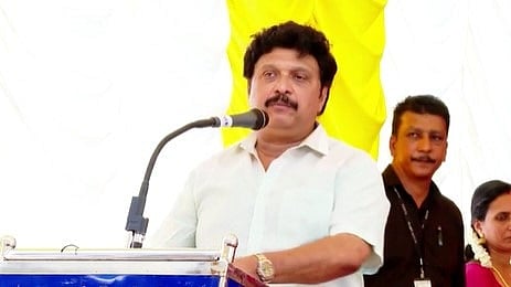 കെഎസ്ആർടിസി ഡ്രൈവിംഗ് സ്കൂളിൽ പരിശീലനം പൂർത്തിയാക്കിയ ആദ്യ ബാച്ചിന് ലൈസൻസുകൾ വിതരണം ചെയ്ത് ഗതാഗത മന്ത്രി