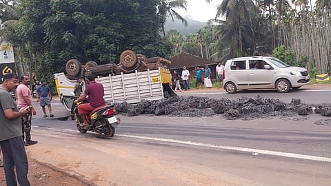 ടയർ പൊട്ടി; മിനി പിക്കപ്പ് വാൻ മറിഞ്ഞ് അപകടം