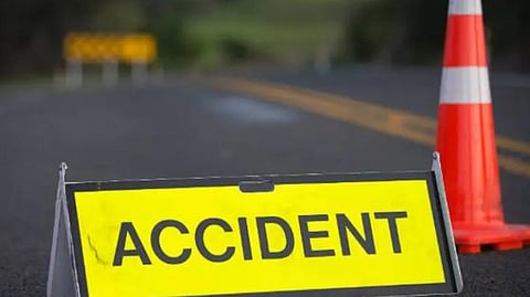 പൊലീസ് ക്യാമറയാണെന്നു കരുതി സീറ്റ് ബെൽറ്റിടാൻ ശ്രമിച്ചു: നിയന്ത്രണം തെറ്റിയ കാർ തോട്ടിലേക്ക് വീണ് യാത്രക്കാർക്ക് പരുക്ക്