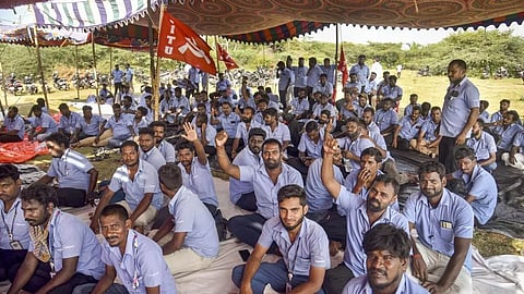 തമിഴ്നാട്ടിൽ ഒരു മാസമായി തുടരുന്ന സാംസങ് തൊഴിലാളി സമരം; സ്റ്റാലിൻ ഇടപെടണമെന്ന് ഇടത് പാർട്ടികൾ