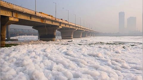 ആശങ്ക പടർത്തി യമുനാ നദിയിൽ വിഷപ്പത; തലസ്ഥാനത്ത് അന്തരീക്ഷ മലിനീകരണം രൂക്ഷം