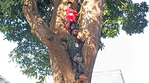 ജീവനൊടുക്കുമെന്ന ഭീഷണിയുമായി ശുചീകരണ തൊഴിലാളികൾ;പ്രതിഷേധം തിരുവനന്തപുരം കോർപ്പറേഷന് മുമ്പിൽ