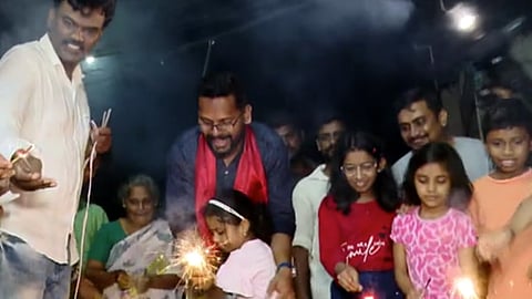 മധുരം പങ്കുവെച്ചും പടക്കം പൊട്ടിച്ചും പാലക്കാട്  ദീപാവലി ആഘോഷം കളറാക്കി സ്ഥാനാർഥികൾ