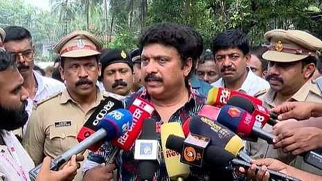 പനയമ്പാടം അപകടസ്ഥലത്ത് നേരിട്ടെത്തി കാറോടിച്ച് ഗതാഗതമന്ത്രിയുടെ പരിശോധന;അപകടവളവ് നവീകരിക്കുമെന്ന് ഉറപ്പ്