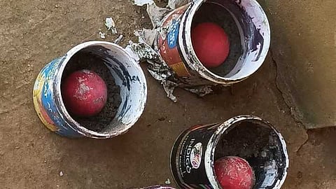 കണ്ണൂരിൽ വീടിന്റെ ടെറസിൽ സ്ഫോടനം;  പരിശോധനയിൽ മൂന്ന് ബോംബുകൾ കണ്ടെത്തി പൊലീസ്