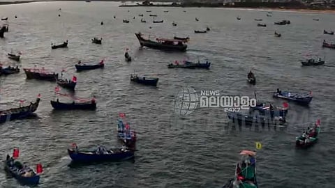 കടൽമണൽ ഖനനത്തിനെതിരെ CITU സമരം; കടലിൽ വള്ളങ്ങളിറക്കി മത്സ്യത്തൊഴിലാളികൾ