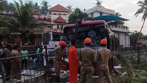 കെഎസ്ആർടിസി ബസുകൾ കൂട്ടിയിടിച്ചു; ഇലക്ട്രിക് പോസ്റ്റ് തകർന്നു, യാത്രക്കാർക്കും ഡ്രൈവർക്കും പരിക്ക്