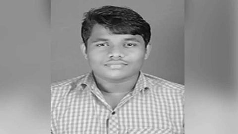 കാട്ടാക്കടയിൽ പ്ലസ് വൺ വിദ്യാർഥി സ്കൂൾ കെട്ടിടത്തിൽ തൂങ്ങിമരിച്ച സംഭവം: അടിയന്തര റിപ്പോർട്ട് സമർപ്പിക്കാൻ നിർദേശിച്ച് മുഖ്യമന്ത്രി