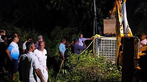 പുലി ഭീതി നിലനിൽക്കുന്ന തൃശൂർ ചിറകരയിൽ സ്ഥാപിക്കാനുള്ള കൂട് എത്തിച്ചു