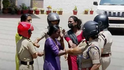 ആലപ്പുഴ കളക്ടറേറ്റിലേക്ക് ട്രാൻസ്ജെൻഡർ കോൺഗ്രസിന്റെ നേതൃത്വത്തിൽ നടത്തിയ മാർച്ചിൽ സംഘർഷം