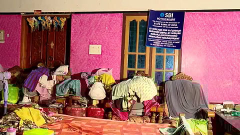 തിരിച്ചടവ് കാലാവധി 15 വർഷം ഉണ്ടായിട്ടും  എസ്ബിഐ വീട് ജപ്തി ചെയ്തു; കൊല്ലത്ത് മൂന്നംഗ കുടുംബം പെരുവഴിയിൽ