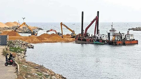 മുതലപ്പൊഴി പൂർണമായി മുറിക്കാൻ തീരുമാനം; നാളെ മുതൽ കൂടുതൽ എസ്കവേറ്ററുകൾ എത്തിച്ച് 
മണൽ നീക്കും