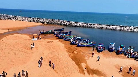 EXCLUSIVE | മുതലപ്പൊഴിയിലെ ദുരിത ജീവിതം; പിടിച്ചിട്ടിരിക്കുന്നത് 177 വലിയ വള്ളങ്ങൾ: മത്സ്യത്തൊഴിലാളികൾ ആശങ്കയിൽ