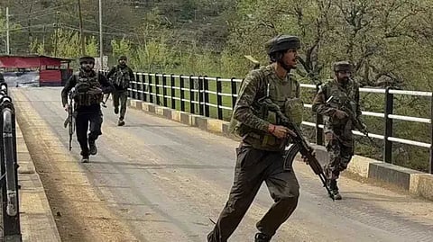 ജമ്മു കശ്മീരിൽ ഹൈ അലേർട്ട്; കശ്മീരിൽ താഴ്‌വരയിൽ വ്യാപക തെരച്ചിൽ, ഭീകരവിരുദ്ധ ദൗത്യമെന്ന് സുരക്ഷാ സേന