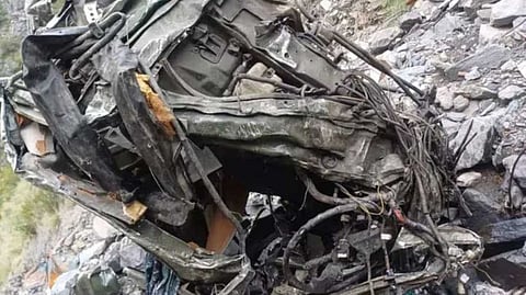 ജമ്മു കശ്മീരില്‍ സൈനിക വാഹനം 700 അടി താഴ്ചയിലേക്ക് മറിഞ്ഞു; മൂന്ന് സൈനികര്‍ മരിച്ചു