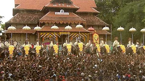 ഗണപതിയും ശിവപാർവതിയും മാവേലിയും! കാഴ്ചാ വസന്തമായി തൃശൂർ പൂരത്തിലെ കുടമാറ്റം