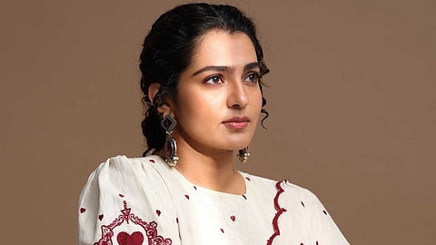 "സ്ത്രീ സംവിധായകര്‍ക്കൊപ്പം സിനിമ ചെയ്യാന്‍ എളുപ്പമാണ്"; അതില്‍ വ്യത്യസ്തമായൊരു സുഖമുണ്ടെന്ന് പാര്‍വതി