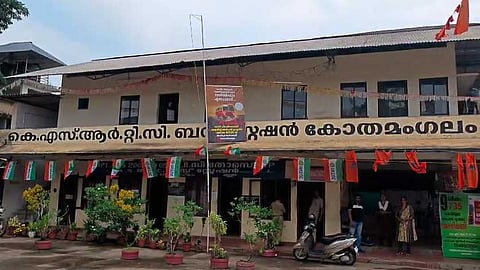 കൃത്യസമയത്ത് എത്തിയിട്ടും, ഓൺലൈനായി ടിക്കറ്റ് ബുക്ക് ചെയ്ത യാത്രക്കാരെ കയറ്റാതെ KSRTC ബസ്!